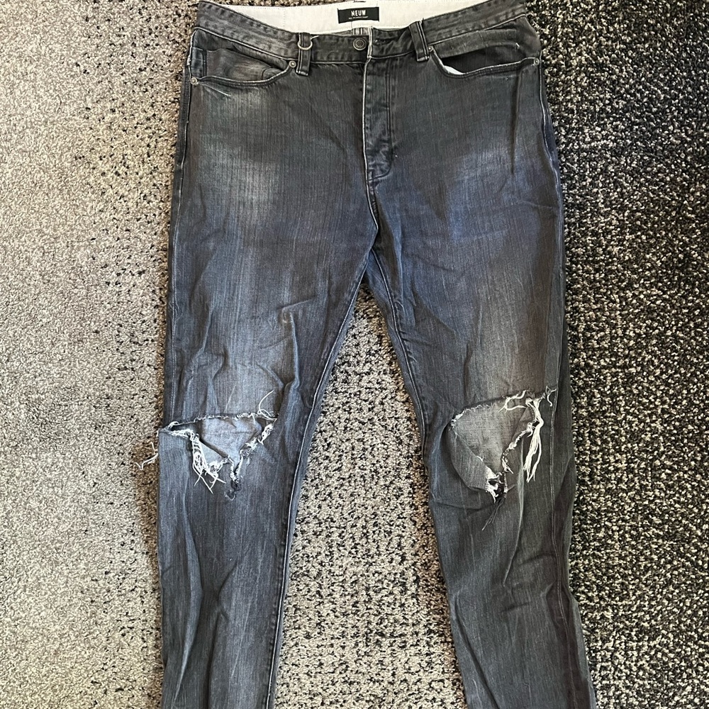 DISTRESSED BLACK NEUW JEANS
